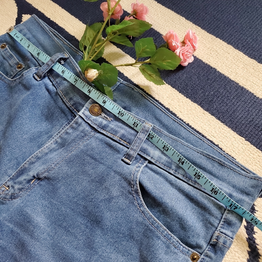 Light Levi's High Rise Jeans - Picture 3 of 9